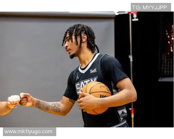 文班称相信卡斯尔处理球能力6次失误并不影响球队信心