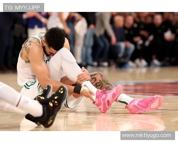 浓眉因双侧跟腱劳损在场边沉思队友们纷纷表现出担忧神情