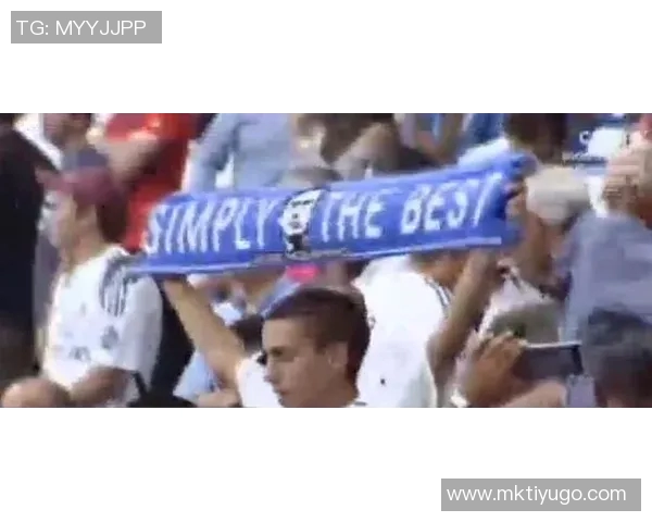 皇马球迷高举横幅抗议主席弗洛伦蒂诺接连失利引发的不满情绪 皇马球迷高举横幅抗议主席弗洛伦蒂诺接连失利引发的不满情绪