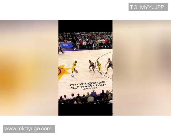 詹姆斯赞球队战术艾顿多面手能力出众可助攻掩护